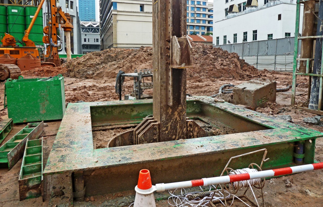 Heavy Equipment - Digging a hole